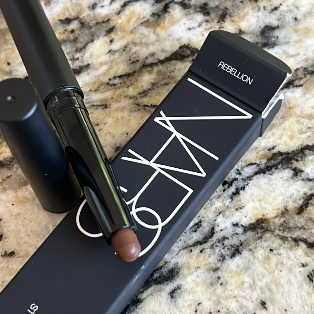 💕🐼Host Pick! NARS Rebellious Total Seduction Eyeshadow Stick